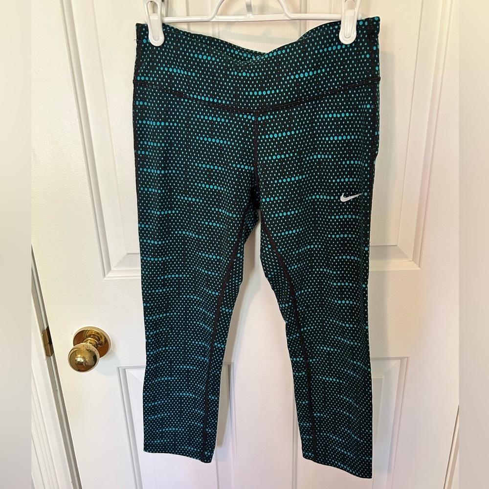 Nike, leggings 3/4, like new, size Medium.